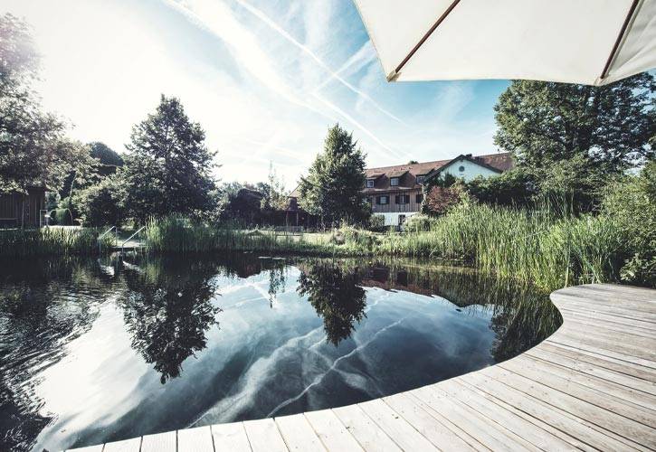 instalaciones-al aire libre-estanque-2-schlossgut-oberambach-bio-hotel-starnberg